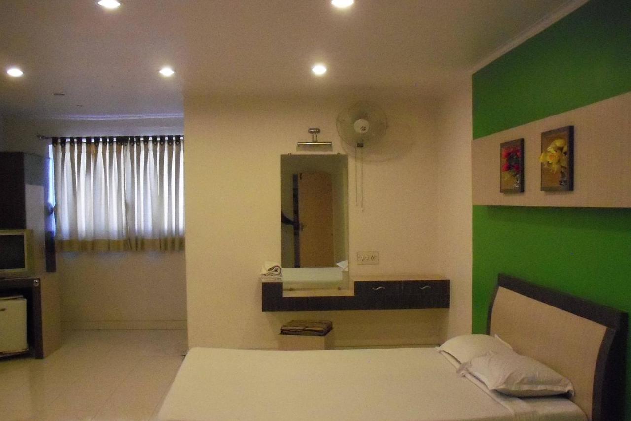 Embassy Hotel 苏拉特 外观 照片