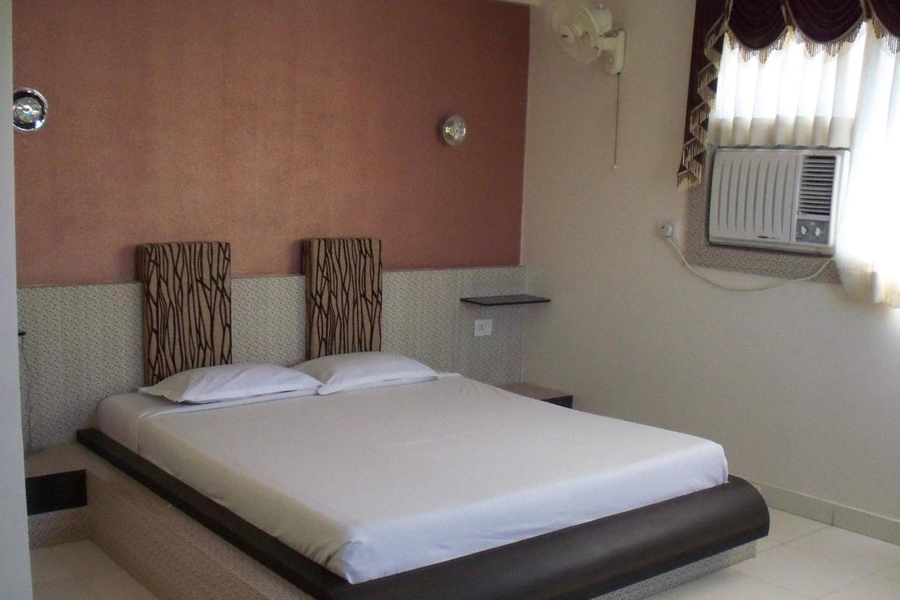 Embassy Hotel 苏拉特 外观 照片