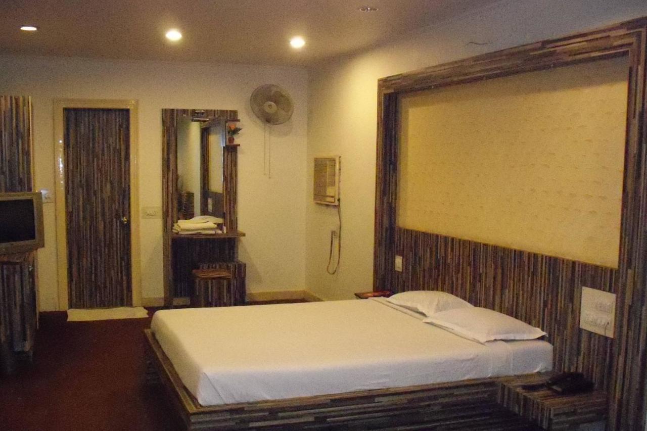 Embassy Hotel 苏拉特 外观 照片